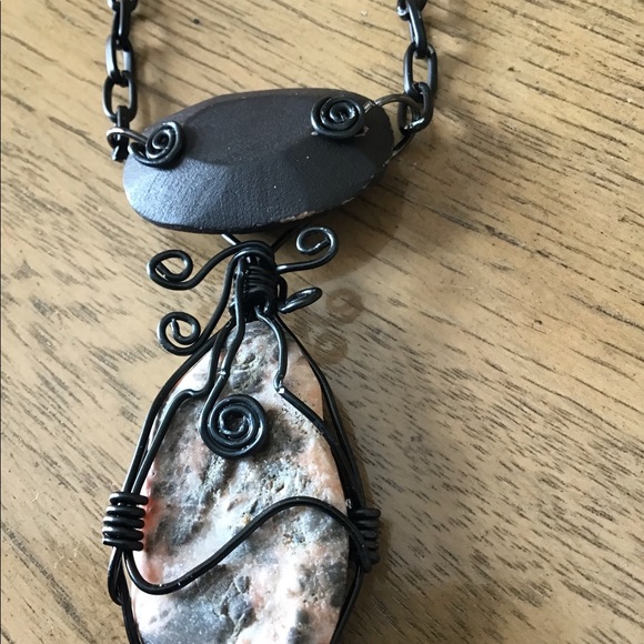 Wire wrapping rock pendant - Picture 4 of 4